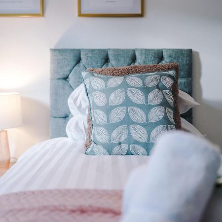 New! Spacious 2-Bed Home In Chester City-Centre By 53 Degrees Property, Ideal For Couples & Small Groups, Great Location - Sleeps 5 Buitenkant foto