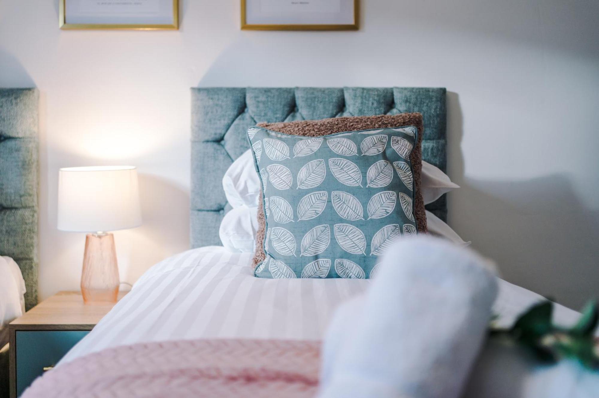 New! Spacious 2-Bed Home In Chester City-Centre By 53 Degrees Property, Ideal For Couples & Small Groups, Great Location - Sleeps 5 Buitenkant foto