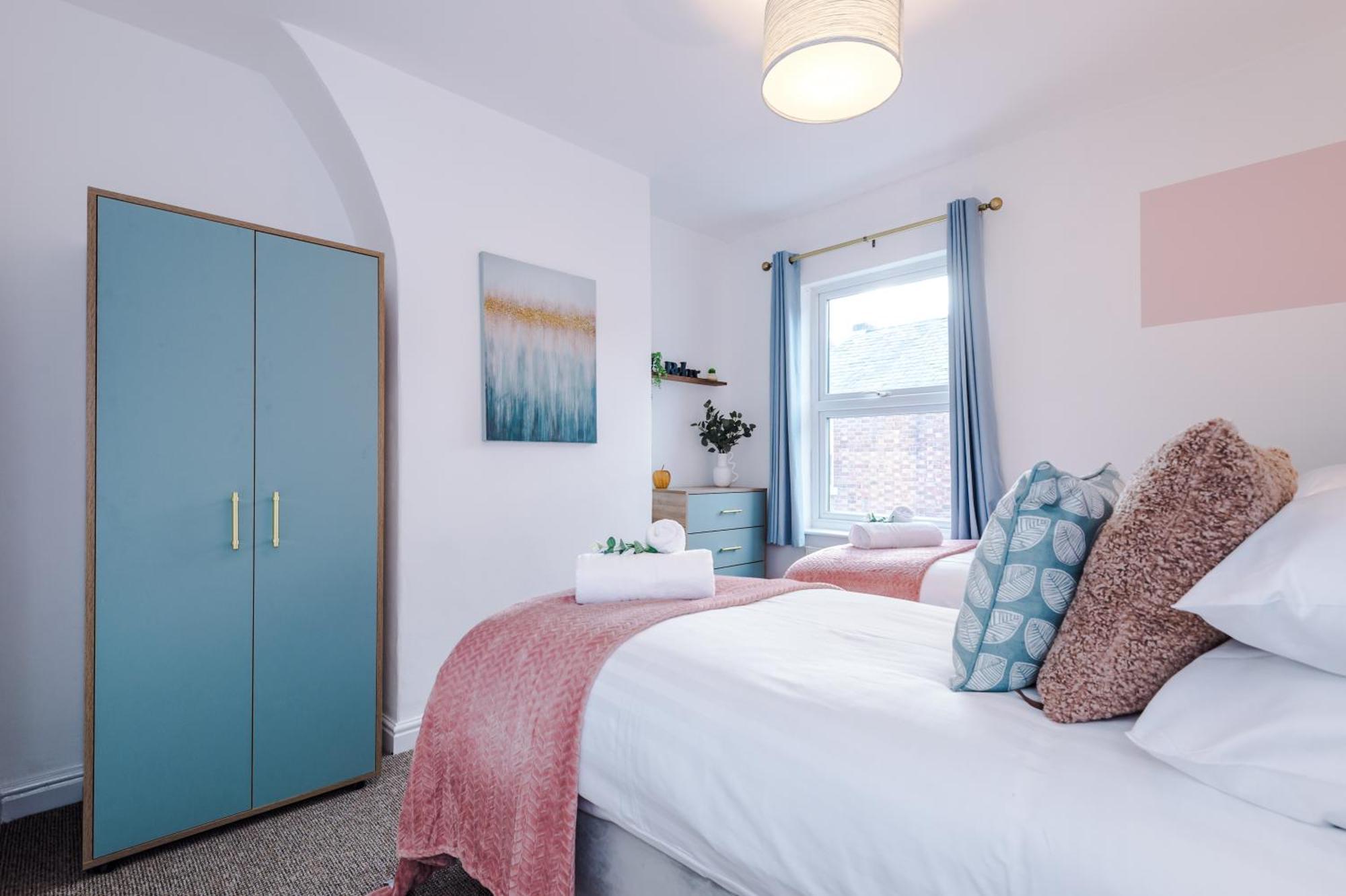 New! Spacious 2-Bed Home In Chester City-Centre By 53 Degrees Property, Ideal For Couples & Small Groups, Great Location - Sleeps 5 Buitenkant foto