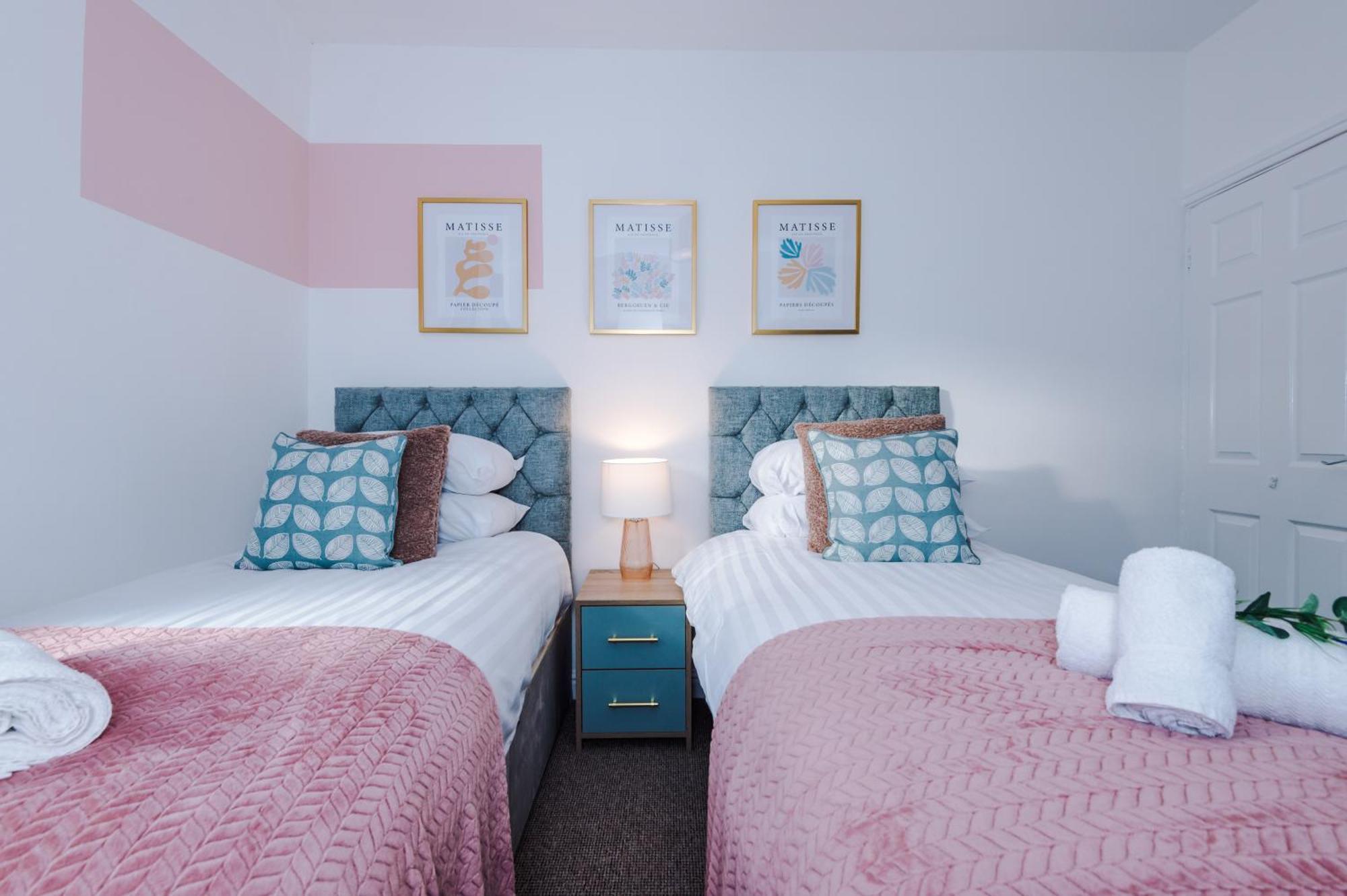 New! Spacious 2-Bed Home In Chester City-Centre By 53 Degrees Property, Ideal For Couples & Small Groups, Great Location - Sleeps 5 Buitenkant foto